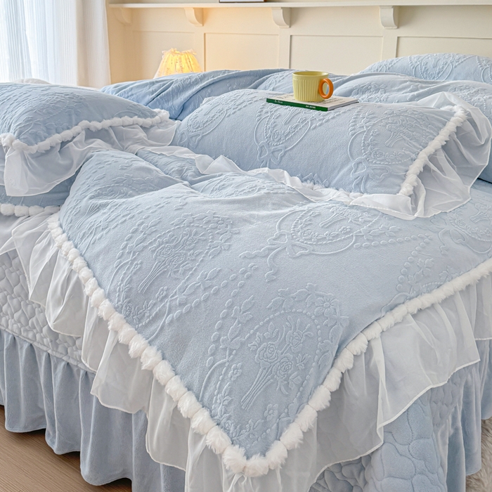 91家纺网 家纺一手货源 找家纺 （总）莉迪娅 2026新款230克全消光立体雕花牛奶绒夹棉床盖四件套法式大花边兔毛绒毛球加棉加厚保暖三四件套-唯爱