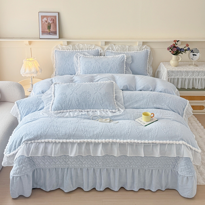 91家纺网 家纺一手货源 找家纺 莉迪娅 2026新款230克全消光立体雕花牛奶绒夹棉床盖四件套法式大花边兔毛绒毛球加棉加厚保暖三四件套-唯爱 唯爱-蓝