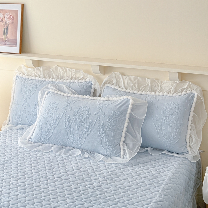 91家纺网 家纺一手货源 找家纺 莉迪娅 2026新款230克全消光立体雕花牛奶绒夹棉床盖四件套法式大花边兔毛绒毛球加棉加厚保暖三四件套-唯爱 唯爱-蓝