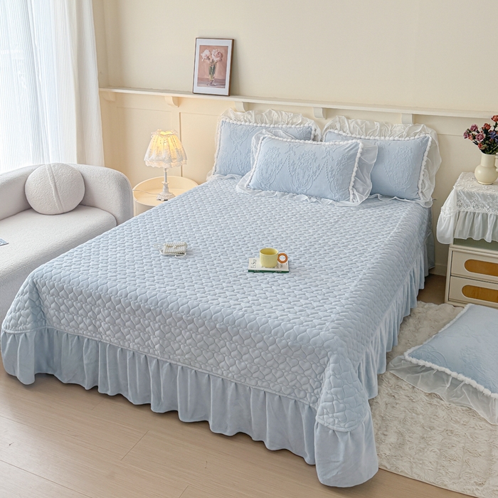 91家纺网 家纺一手货源 找家纺 莉迪娅 2026新款230克全消光立体雕花牛奶绒夹棉床盖四件套法式大花边兔毛绒毛球加棉加厚保暖三四件套-唯爱 唯爱-蓝