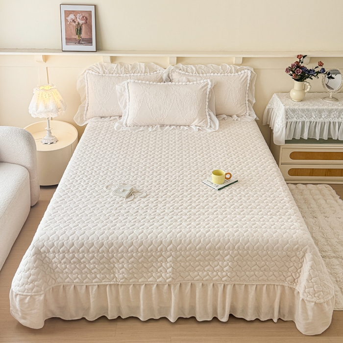 91家纺网 家纺一手货源 找家纺 莉迪娅 2026新款230克全消光立体雕花牛奶绒夹棉床盖四件套法式大花边兔毛绒毛球加棉加厚保暖三四件套-唯爱 唯爱-白