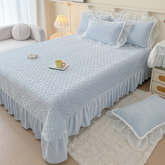 91家纺网 家纺一手货源 找家纺 莉迪娅 2026新款230克全消光立体雕花牛奶绒夹棉床盖四件套法式大花边兔毛绒毛球加棉加厚保暖三四件套-唯爱 唯爱-蓝