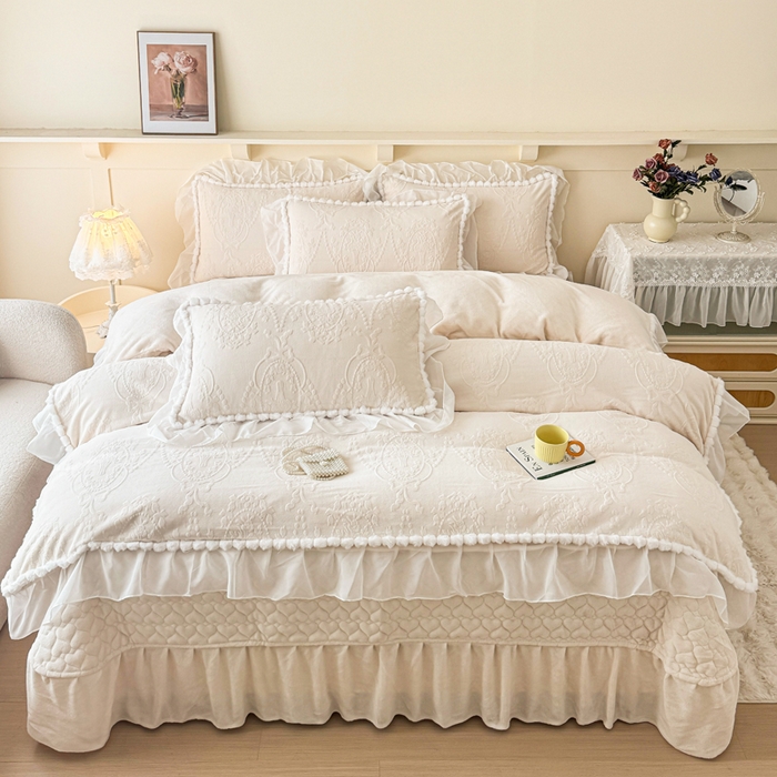91家纺网 家纺一手货源 找家纺 莉迪娅 2026新款230克全消光立体雕花牛奶绒夹棉床盖四件套法式大花边兔毛绒毛球加棉加厚保暖三四件套-唯爱 唯爱-白