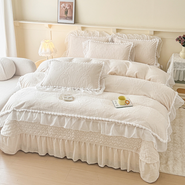 91家纺网 家纺一手货源 找家纺 莉迪娅 2026新款230克全消光立体雕花牛奶绒夹棉床盖四件套法式大花边兔毛绒毛球加棉加厚保暖三四件套-唯爱 唯爱-白