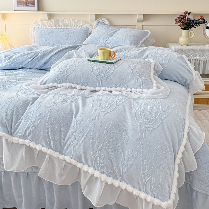 91家纺网 家纺一手货源 找家纺 莉迪娅 2026新款230克全消光立体雕花牛奶绒夹棉床盖四件套法式大花边兔毛绒毛球加棉加厚保暖三四件套-唯爱 唯爱-蓝