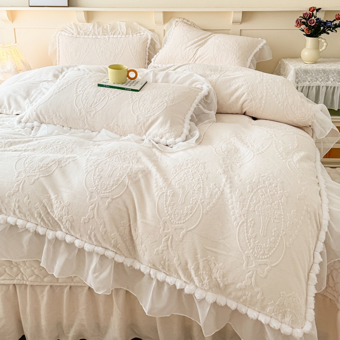 91家纺网 家纺一手货源 找家纺 莉迪娅 2026新款230克全消光立体雕花牛奶绒夹棉床盖四件套法式大花边兔毛绒毛球加棉加厚保暖三四件套-唯爱 唯爱-白