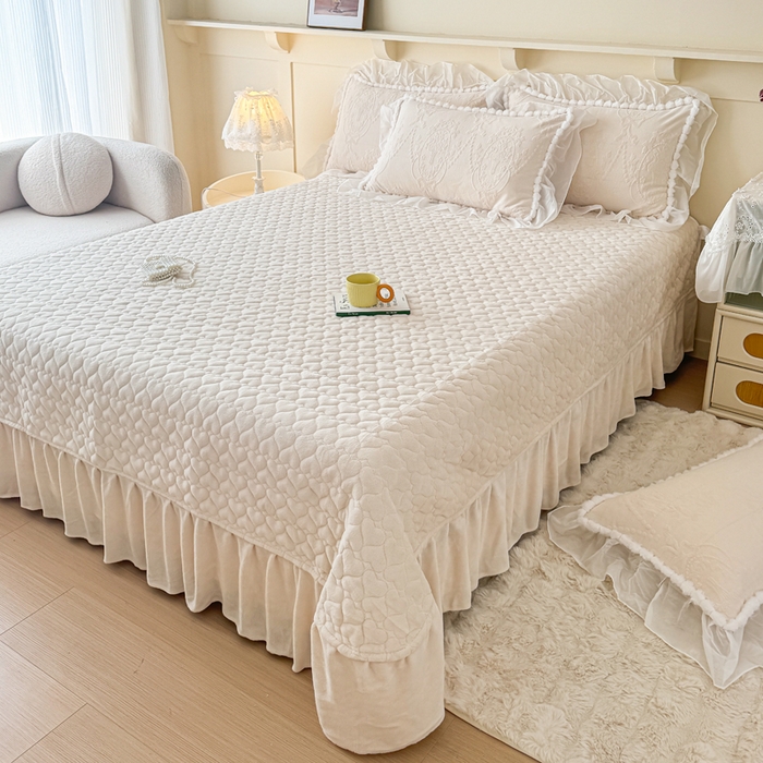 91家纺网 家纺一手货源 找家纺 莉迪娅 2026新款230克全消光立体雕花牛奶绒夹棉床盖四件套法式大花边兔毛绒毛球加棉加厚保暖三四件套-唯爱 唯爱-白