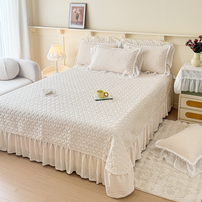 91家纺网 家纺一手货源 找家纺 莉迪娅 2026新款230克全消光立体雕花牛奶绒夹棉床盖四件套法式大花边兔毛绒毛球加棉加厚保暖三四件套-唯爱 唯爱-白