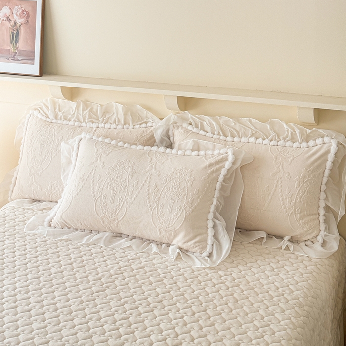 91家纺网 家纺一手货源 找家纺 莉迪娅 2026新款230克全消光立体雕花牛奶绒夹棉床盖四件套法式大花边兔毛绒毛球加棉加厚保暖三四件套-唯爱 唯爱-白