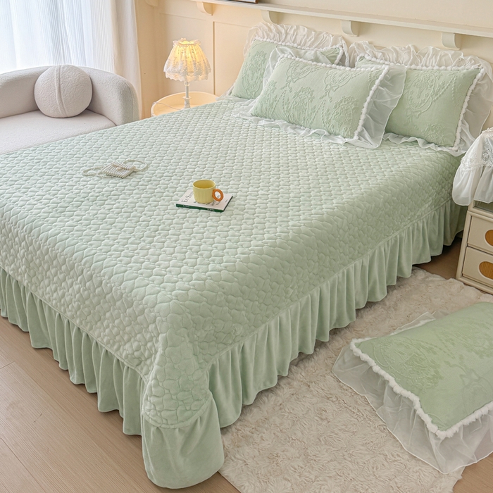 91家纺网 家纺一手货源 找家纺 莉迪娅 2026新款230克全消光立体雕花牛奶绒夹棉床盖四件套法式大花边兔毛绒毛球加棉加厚保暖三四件套-唯爱 唯爱-绿