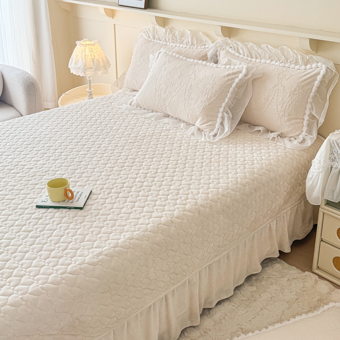 91家纺网 家纺一手货源 找家纺 莉迪娅 2026新款230克全消光立体雕花牛奶绒夹棉床盖四件套法式大花边兔毛绒毛球加棉加厚保暖三四件套-唯爱 唯爱-白