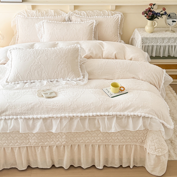 91家纺网 家纺一手货源 找家纺 莉迪娅 2026新款230克全消光立体雕花牛奶绒夹棉床盖四件套法式大花边兔毛绒毛球加棉加厚保暖三四件套-唯爱 唯爱-白