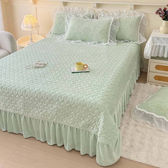 91家纺网 家纺一手货源 找家纺 莉迪娅 2026新款230克全消光立体雕花牛奶绒夹棉床盖四件套法式大花边兔毛绒毛球加棉加厚保暖三四件套-唯爱 唯爱-绿