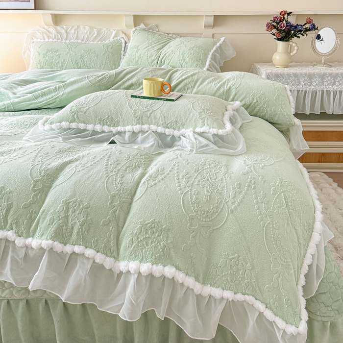 91家纺网 家纺一手货源 找家纺 莉迪娅 2026新款230克全消光立体雕花牛奶绒夹棉床盖四件套法式大花边兔毛绒毛球加棉加厚保暖三四件套-唯爱 唯爱-绿
