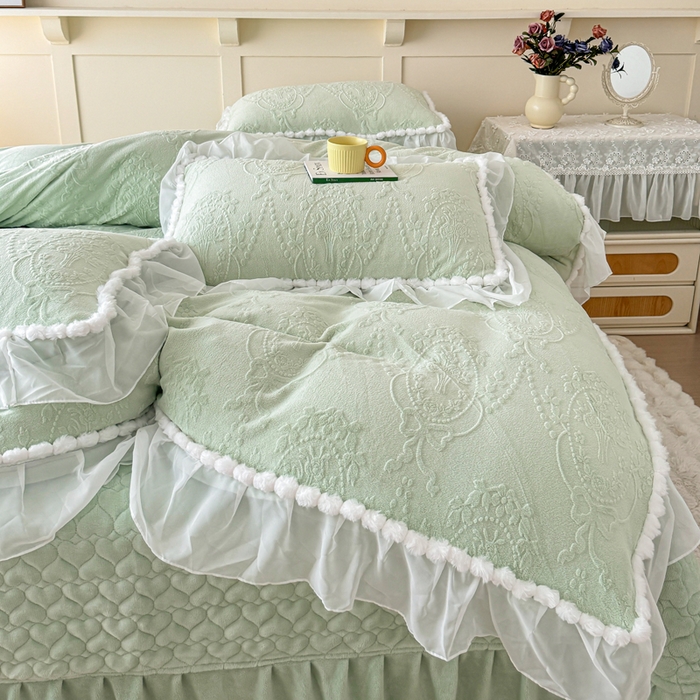 91家纺网 家纺一手货源 找家纺 莉迪娅 2026新款230克全消光立体雕花牛奶绒夹棉床盖四件套法式大花边兔毛绒毛球加棉加厚保暖三四件套-唯爱 唯爱-绿