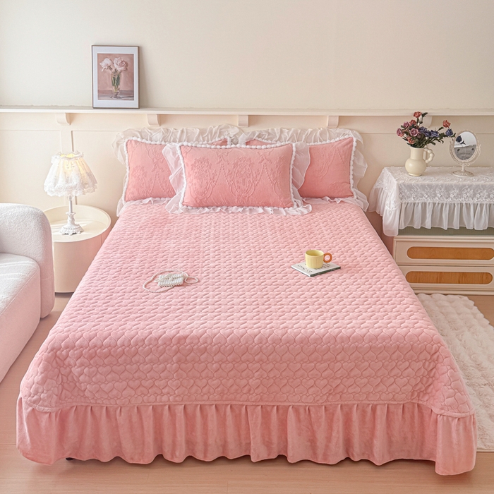 91家纺网 家纺一手货源 找家纺 莉迪娅 2026新款230克全消光立体雕花牛奶绒夹棉床盖四件套法式大花边兔毛绒毛球加棉加厚保暖三四件套-唯爱 唯爱-粉