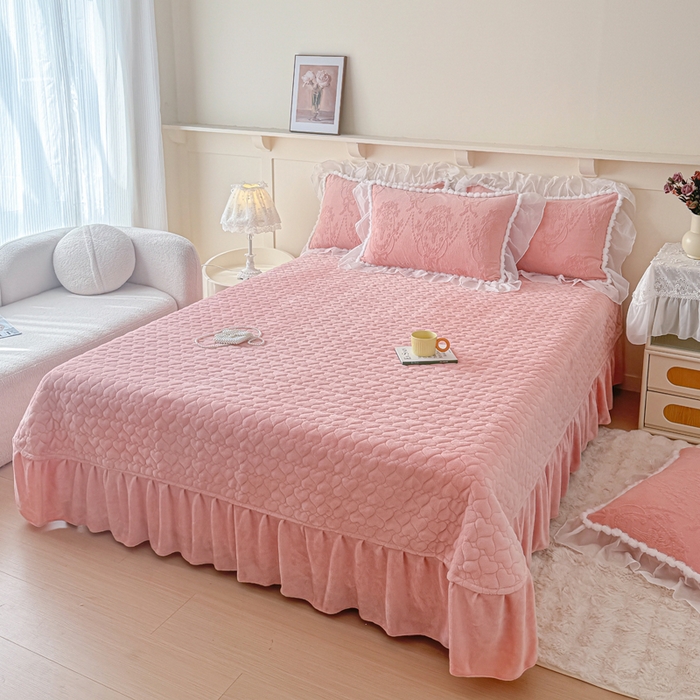 91家纺网 家纺一手货源 找家纺 莉迪娅 2026新款230克全消光立体雕花牛奶绒夹棉床盖四件套法式大花边兔毛绒毛球加棉加厚保暖三四件套-唯爱 唯爱-粉