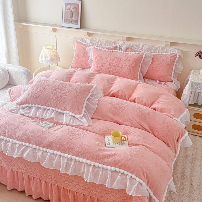 91家纺网 家纺一手货源 找家纺 莉迪娅 2026新款230克全消光立体雕花牛奶绒夹棉床盖四件套法式大花边兔毛绒毛球加棉加厚保暖三四件套-唯爱 唯爱-粉