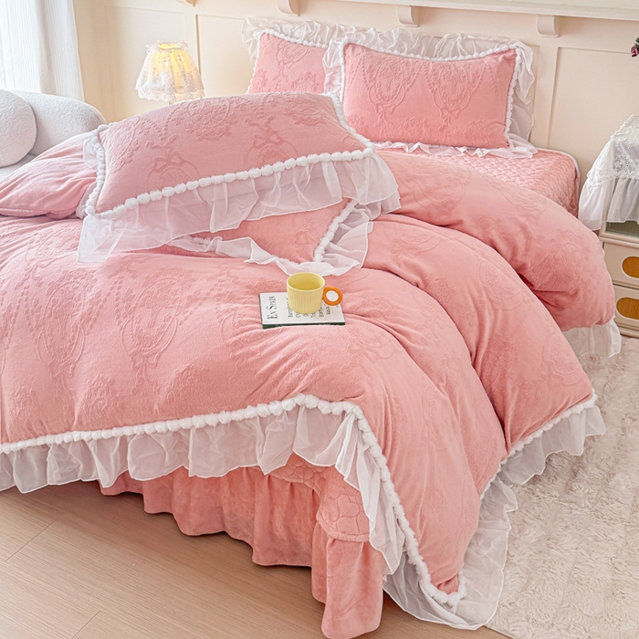 91家纺网 家纺一手货源 找家纺 莉迪娅 2026新款230克全消光立体雕花牛奶绒夹棉床盖四件套法式大花边兔毛绒毛球加棉加厚保暖三四件套-唯爱 唯爱-粉