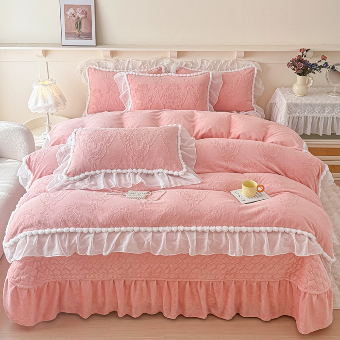 91家纺网 家纺一手货源 找家纺 莉迪娅 2026新款230克全消光立体雕花牛奶绒夹棉床盖四件套法式大花边兔毛绒毛球加棉加厚保暖三四件套-唯爱 唯爱-粉