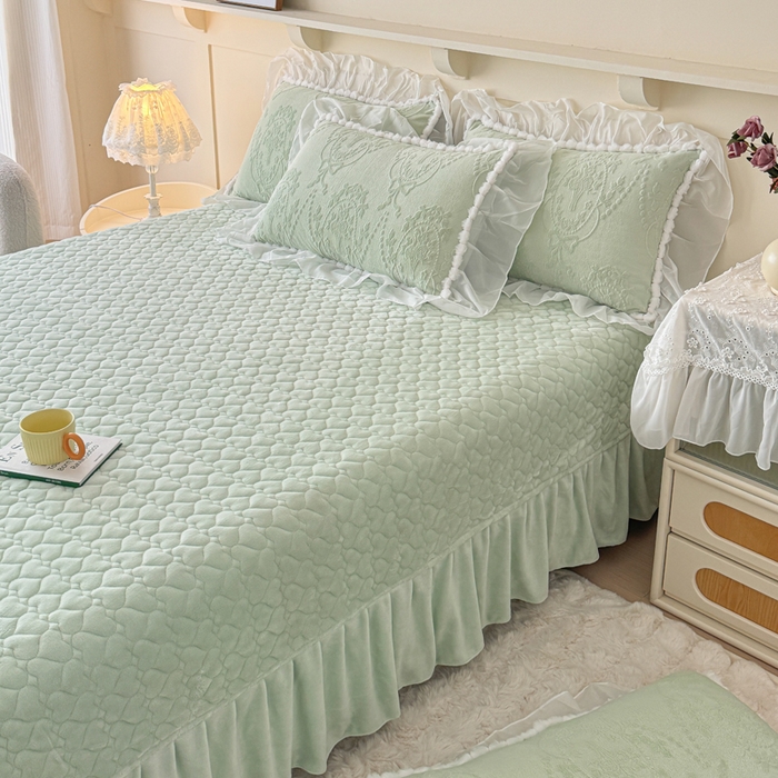 91家纺网 家纺一手货源 找家纺 莉迪娅 2026新款230克全消光立体雕花牛奶绒夹棉床盖四件套法式大花边兔毛绒毛球加棉加厚保暖三四件套-唯爱 唯爱-绿