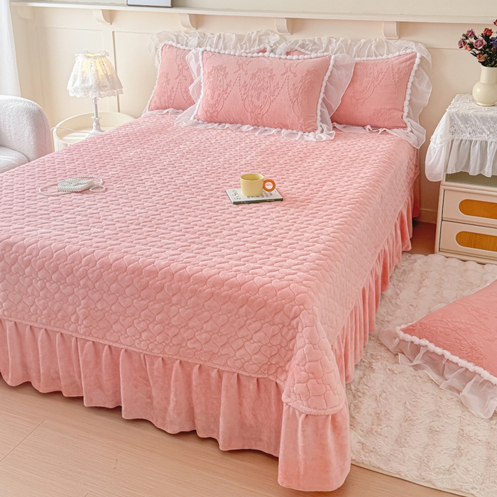 91家纺网 家纺一手货源 找家纺 莉迪娅 2026新款230克全消光立体雕花牛奶绒夹棉床盖四件套法式大花边兔毛绒毛球加棉加厚保暖三四件套-唯爱 唯爱-粉