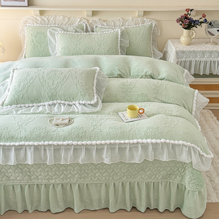 91家纺网 家纺一手货源 找家纺 莉迪娅 2026新款230克全消光立体雕花牛奶绒夹棉床盖四件套法式大花边兔毛绒毛球加棉加厚保暖三四件套-唯爱 唯爱-绿