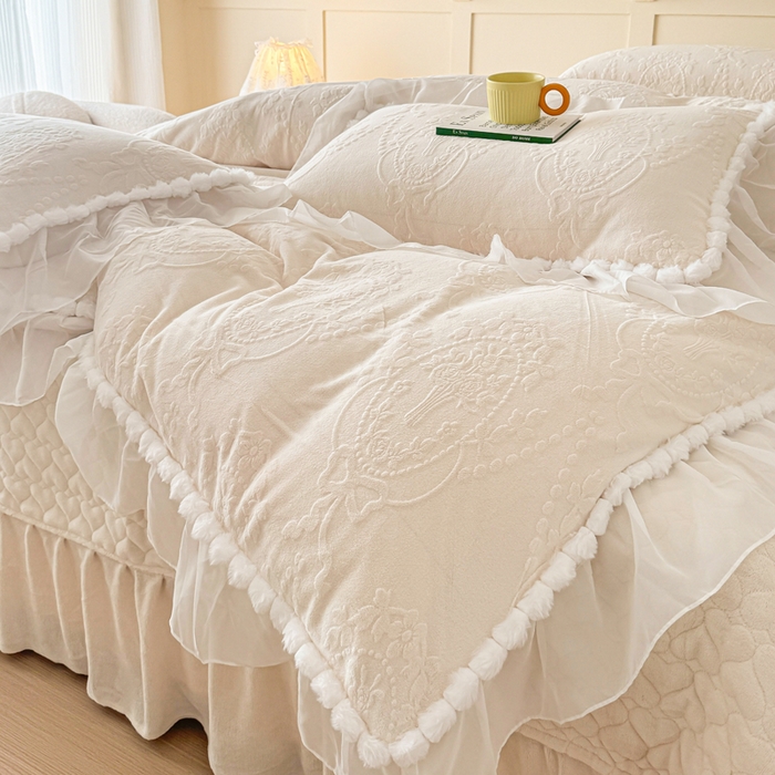 91家纺网 家纺一手货源 找家纺 莉迪娅 2026新款230克全消光立体雕花牛奶绒夹棉床盖四件套法式大花边兔毛绒毛球加棉加厚保暖三四件套-唯爱 唯爱-白