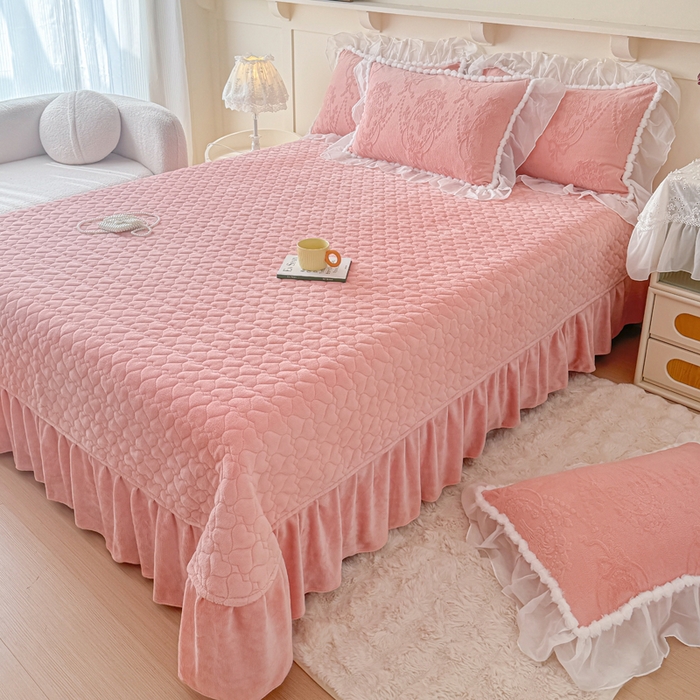 91家纺网 家纺一手货源 找家纺 莉迪娅 2026新款230克全消光立体雕花牛奶绒夹棉床盖四件套法式大花边兔毛绒毛球加棉加厚保暖三四件套-唯爱 唯爱-粉