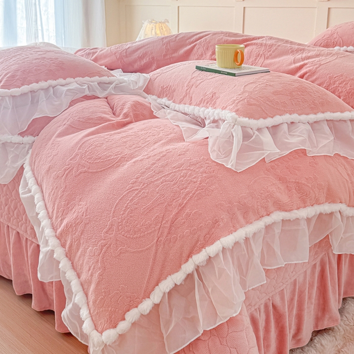 91家纺网 家纺一手货源 找家纺 莉迪娅 2026新款230克全消光立体雕花牛奶绒夹棉床盖四件套法式大花边兔毛绒毛球加棉加厚保暖三四件套-唯爱 唯爱-粉