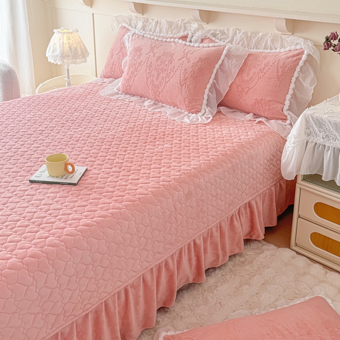 91家纺网 家纺一手货源 找家纺 莉迪娅 2026新款230克全消光立体雕花牛奶绒夹棉床盖四件套法式大花边兔毛绒毛球加棉加厚保暖三四件套-唯爱 唯爱-粉