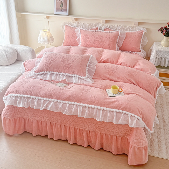 91家纺网 家纺一手货源 找家纺 莉迪娅 2026新款230克全消光立体雕花牛奶绒夹棉床盖四件套法式大花边兔毛绒毛球加棉加厚保暖三四件套-唯爱 唯爱-粉