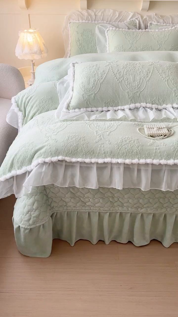 91家纺网 家纺一手货源 找家纺 莉迪娅 2026新款230克全消光立体雕花牛奶绒夹棉床盖四件套法式大花边兔毛绒毛球加棉加厚保暖三四件套-唯爱 唯爱-绿