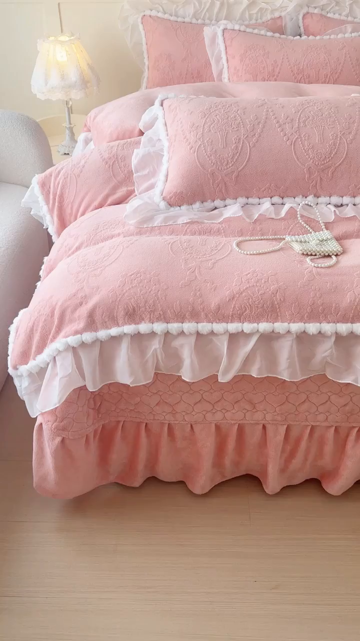 91家纺网 家纺一手货源 找家纺 莉迪娅 2026新款230克全消光立体雕花牛奶绒夹棉床盖四件套法式大花边兔毛绒毛球加棉加厚保暖三四件套-唯爱 唯爱-粉