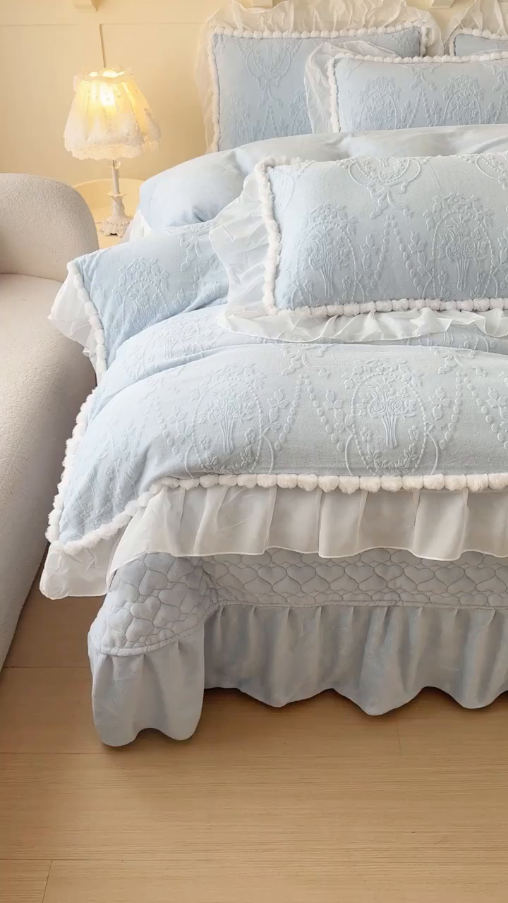 91家纺网 家纺一手货源 找家纺 （总）莉迪娅 2026新款230克全消光立体雕花牛奶绒夹棉床盖四件套法式大花边兔毛绒毛球加棉加厚保暖三四件套-唯爱
