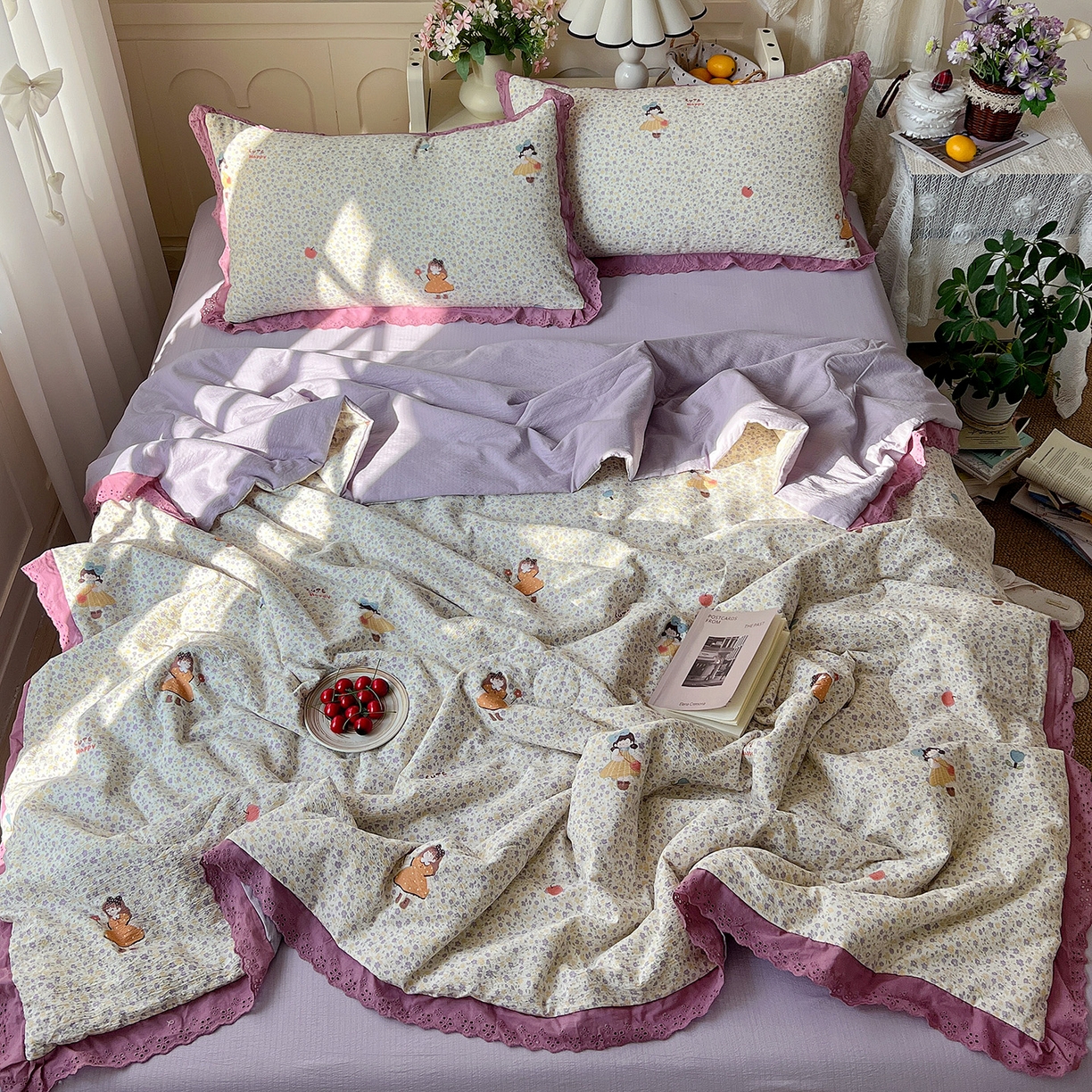 91家纺网 家纺一手货源 找家纺 瑞禾家纺 2026新款彩色花边木棉皱皱纱夏被四件套 花间女孩