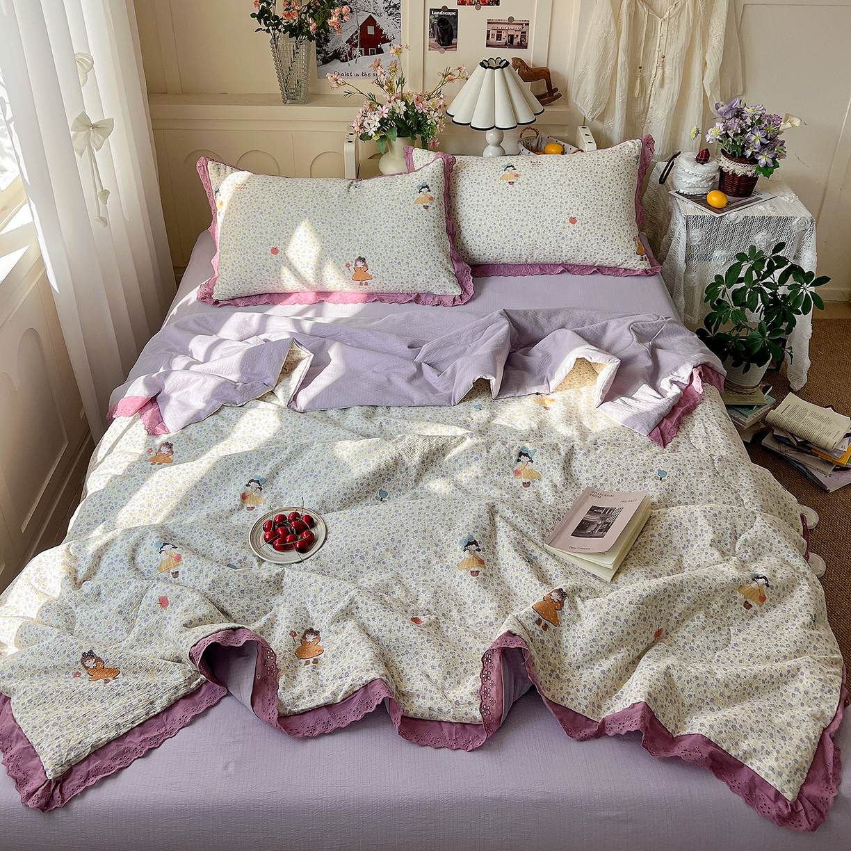 91家纺网 家纺一手货源 找家纺 瑞禾家纺 2026新款彩色花边木棉皱皱纱夏被四件套 花间女孩