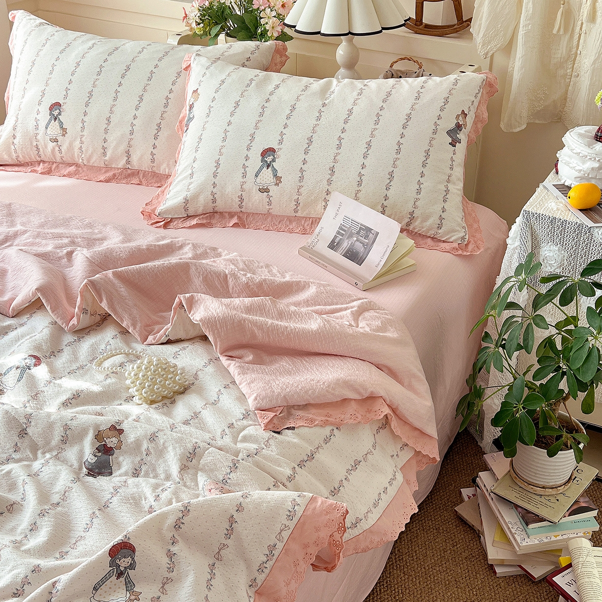 91家纺网 家纺一手货源 找家纺 瑞禾家纺 2026新款彩色花边木棉皱皱纱夏被四件套 午后花园