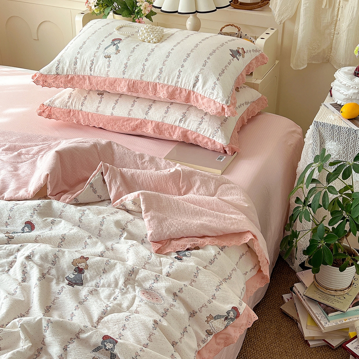 91家纺网 家纺一手货源 找家纺 瑞禾家纺 2026新款彩色花边木棉皱皱纱夏被四件套 午后花园