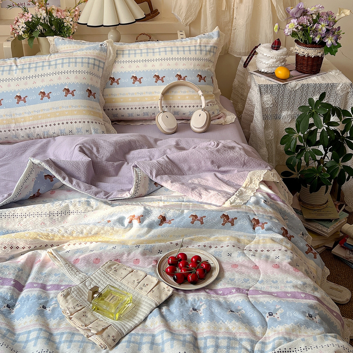 91家纺网 家纺一手货源 找家纺 瑞禾家纺 2026新款彩色花边木棉皱皱纱夏被四件套 小马驹