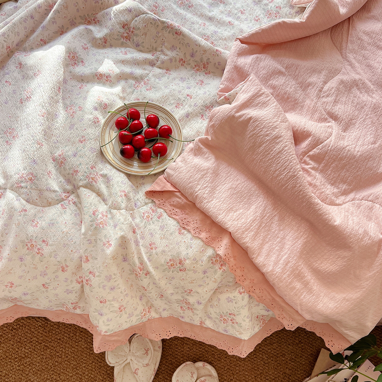 91家纺网 家纺一手货源 找家纺 瑞禾家纺 2026新款彩色花边木棉皱皱纱夏被四件套 樱花季