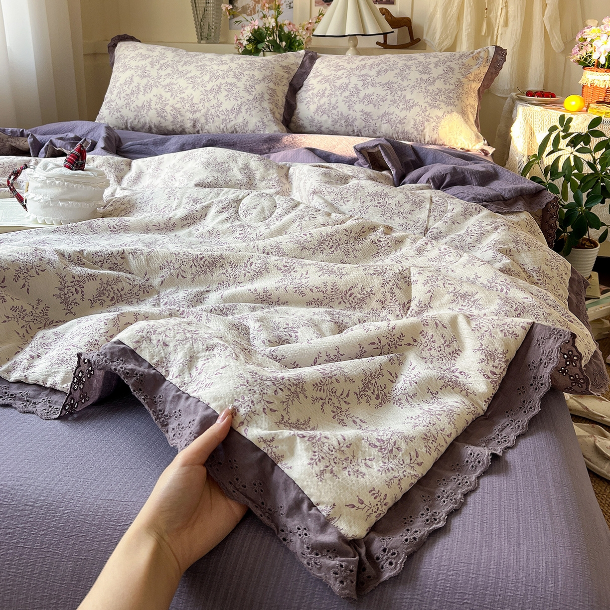 91家纺网 家纺一手货源 找家纺 瑞禾家纺 2026新款彩色花边木棉皱皱纱夏被四件套 紫烟