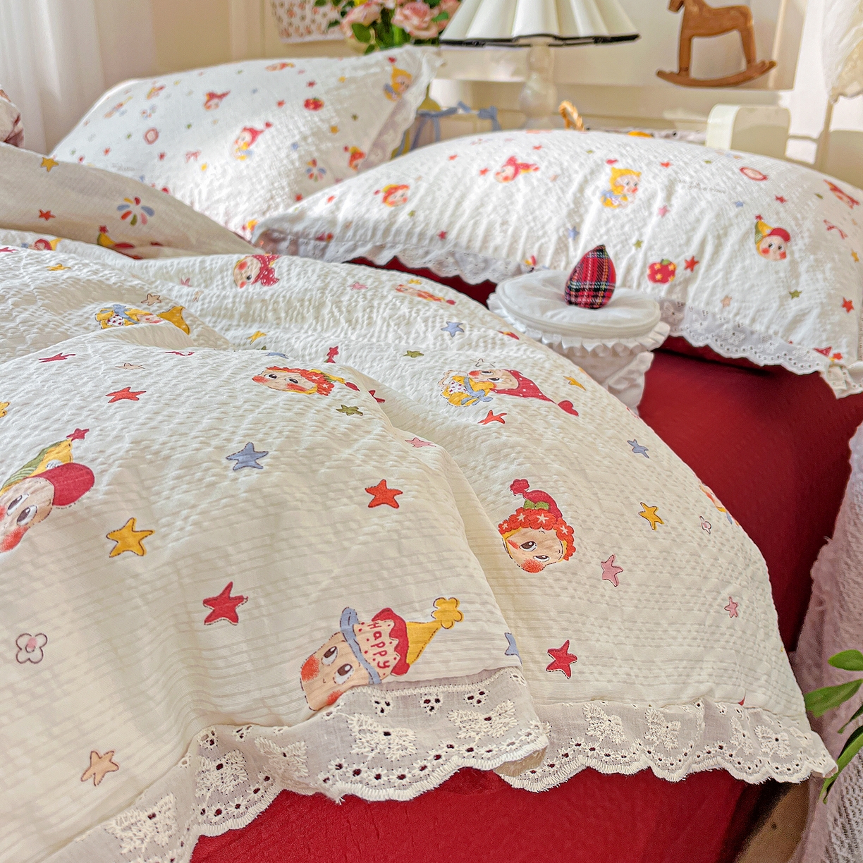 91家纺网 家纺一手货源 找家纺 瑞禾家纺 2026新款泡芙纱花边四件套 捕梦星人 - 红