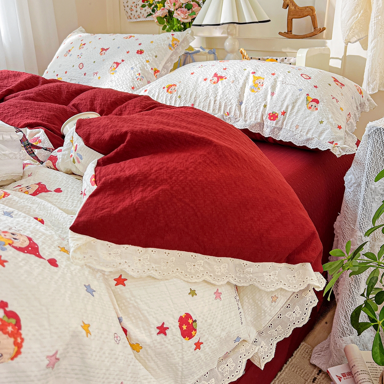 91家纺网 家纺一手货源 找家纺 瑞禾家纺 2026新款泡芙纱花边四件套 捕梦星人 - 红