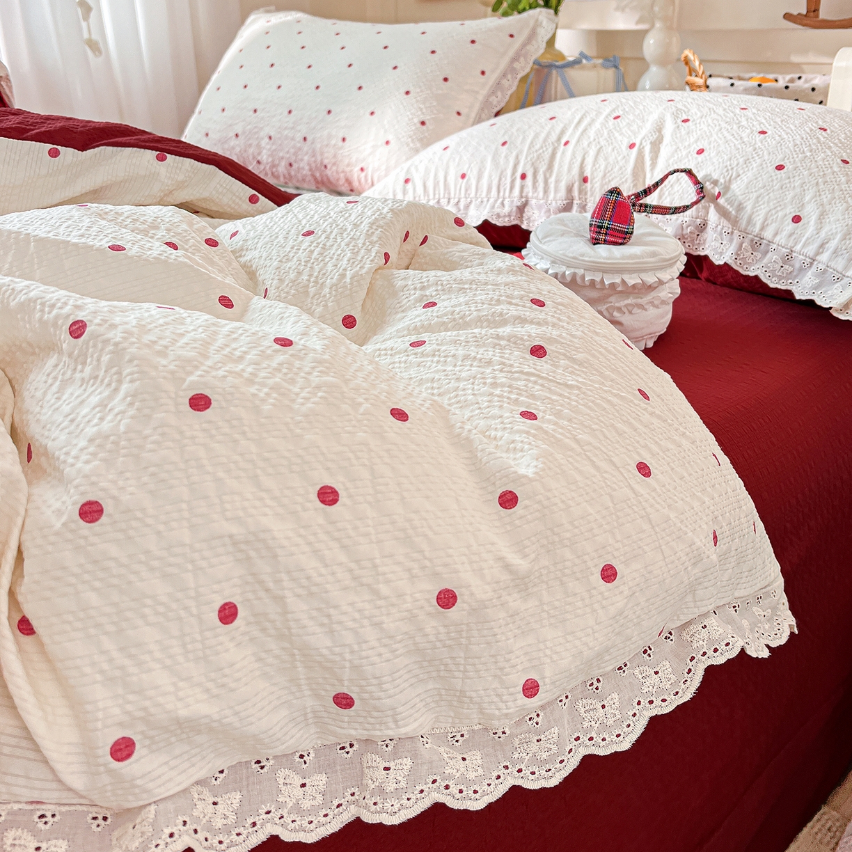 91家纺网 家纺一手货源 找家纺 瑞禾家纺 2026新款泡芙纱花边四件套 红啵啵