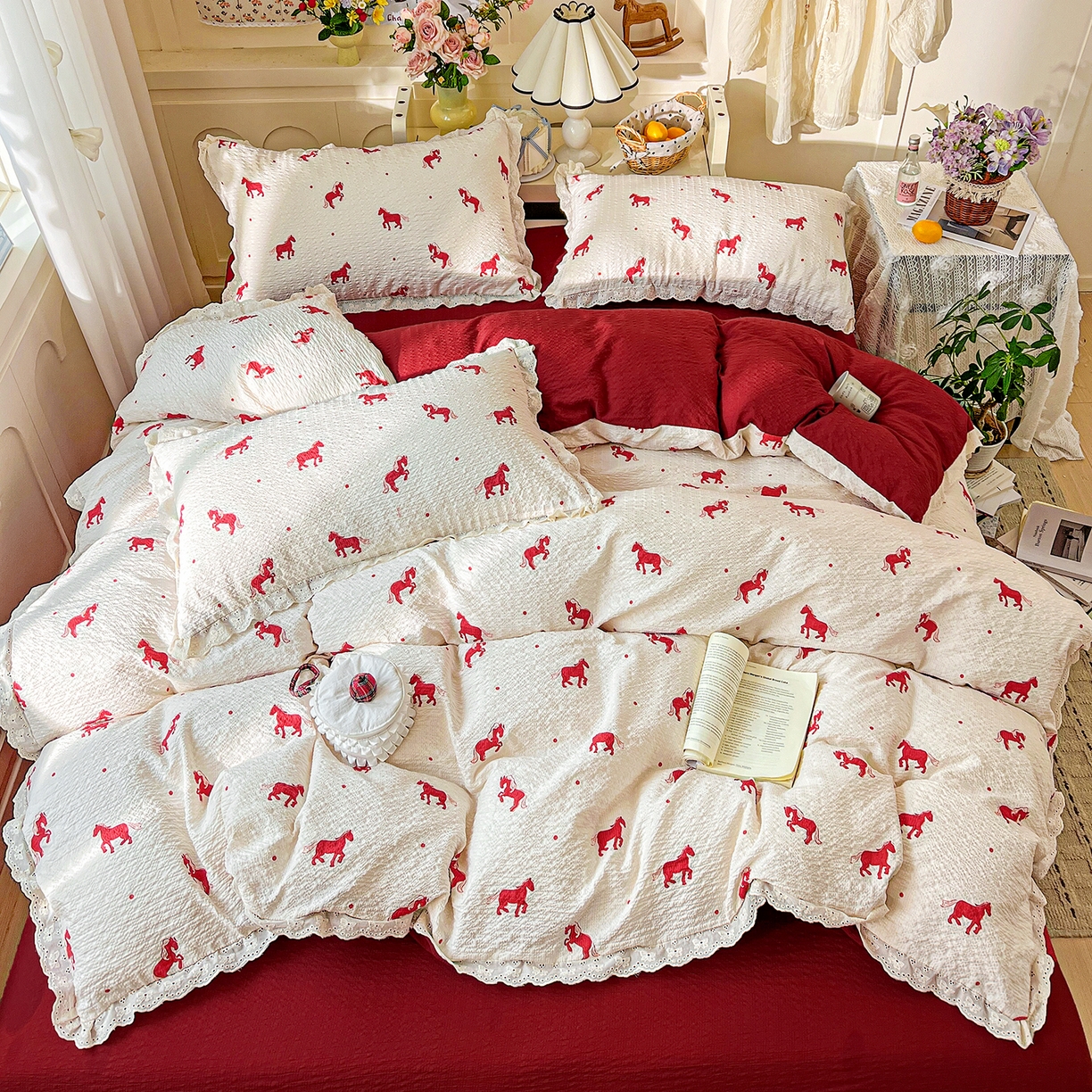 91家纺网 家纺一手货源 找家纺 瑞禾家纺 2026新款泡芙纱花边四件套 红色小马