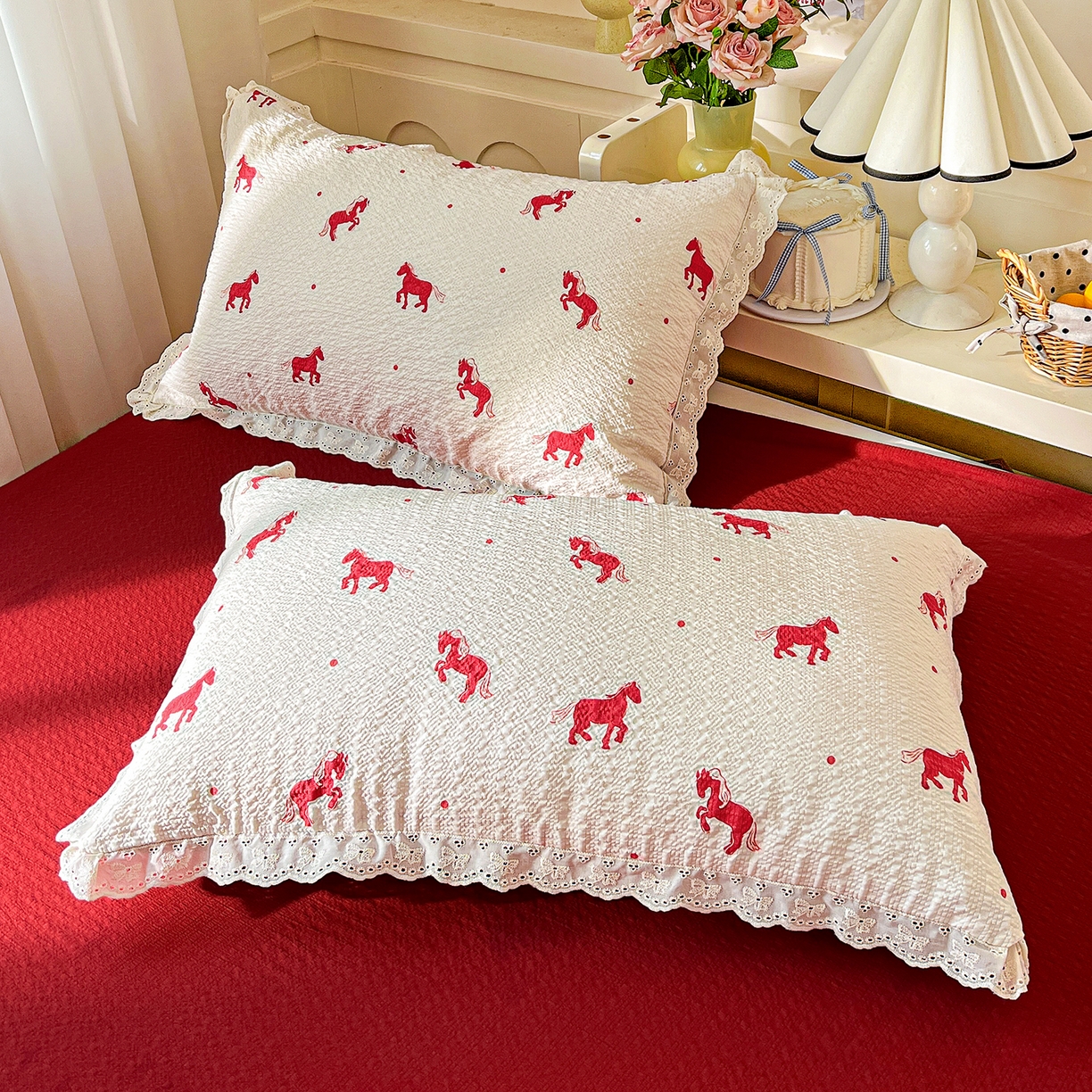 91家纺网 家纺一手货源 找家纺 瑞禾家纺 2026新款泡芙纱花边四件套 红色小马