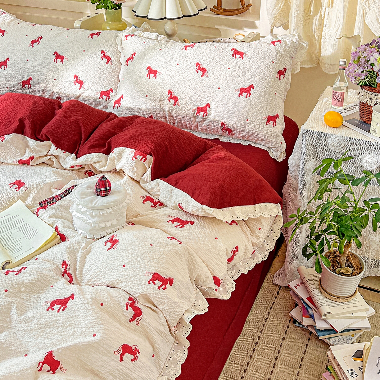 91家纺网 家纺一手货源 找家纺 瑞禾家纺 2026新款泡芙纱花边四件套 红色小马