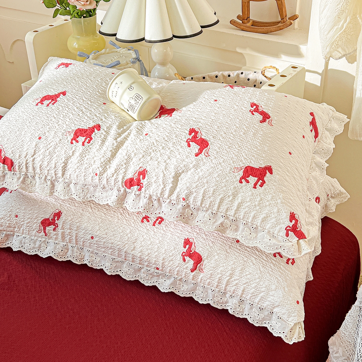 91家纺网 家纺一手货源 找家纺 瑞禾家纺 2026新款泡芙纱花边四件套 红色小马