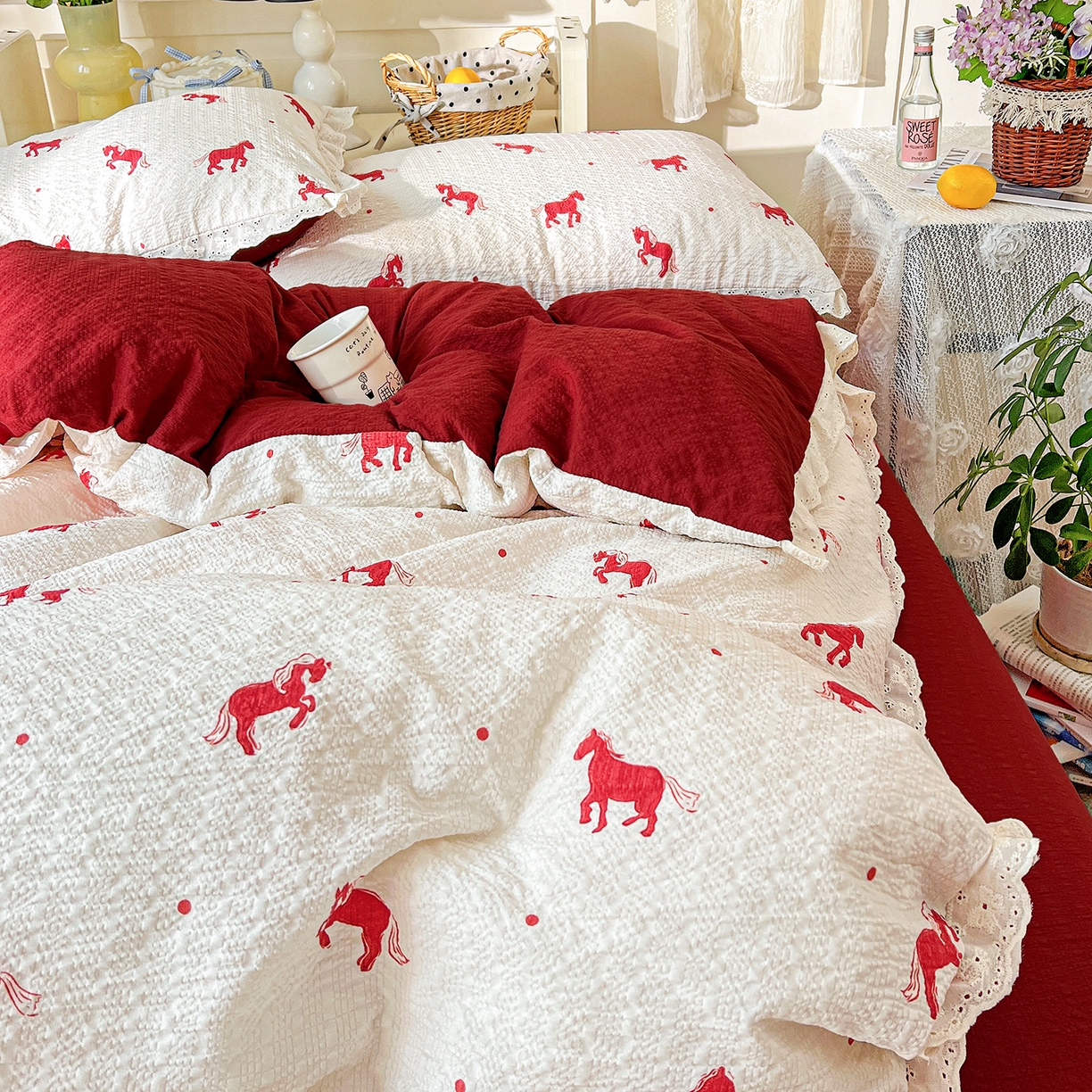 91家纺网 家纺一手货源 找家纺 瑞禾家纺 2026新款泡芙纱花边四件套 红色小马